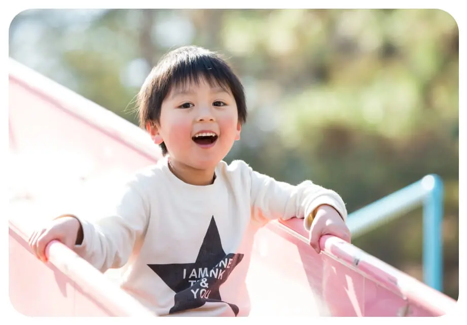 写真：滑り台で遊ぶ自動